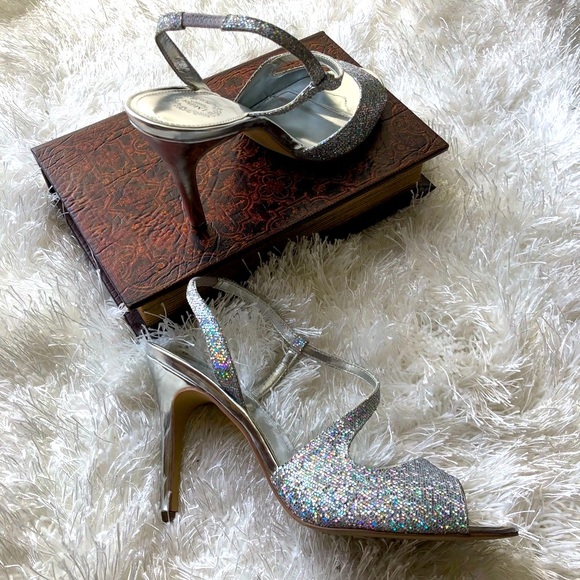 Silver Heels - Picture 3 of 8